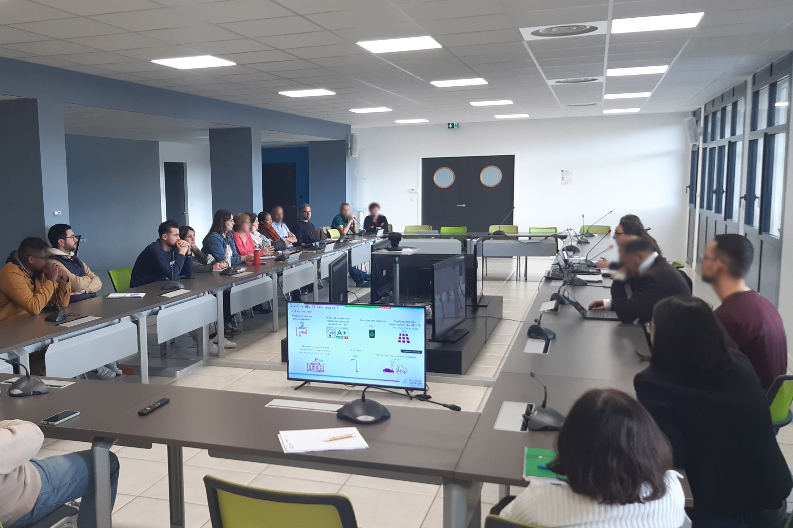 salle bureau avec agents